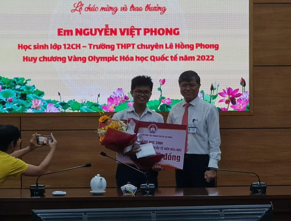 Giám đốc Sở GD&amp;ĐT TPHCM Nguyễn Văn Hiếu tặng hoa và phần thưởng cho Phong