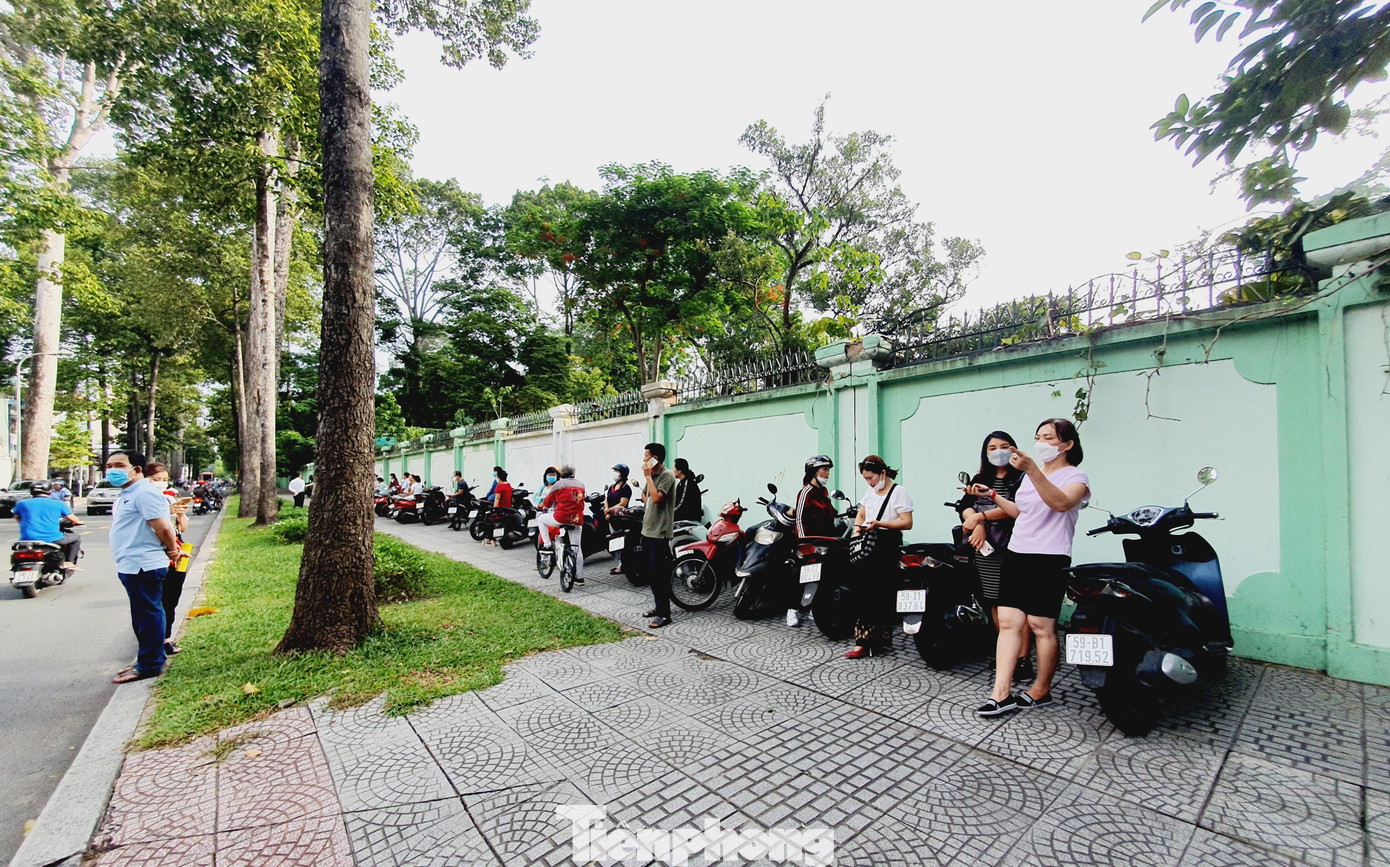 Bên ngoài điểm thi có nhiều phụ huynh đứng chờ con Bên ngoài điểm thi có nhiều phụ huynh đứng chờ con