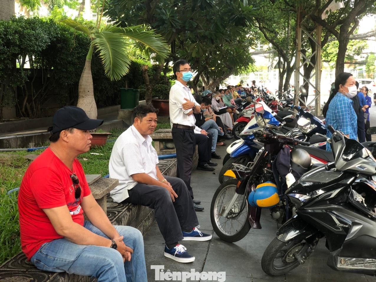 Các phụ huynh đứng chờ con ngoài điểm thi (ảnh: Phạm Nguyễn) Các phụ huynh đứng chờ con ngoài điểm thi (ảnh: Phạm Nguyễn)