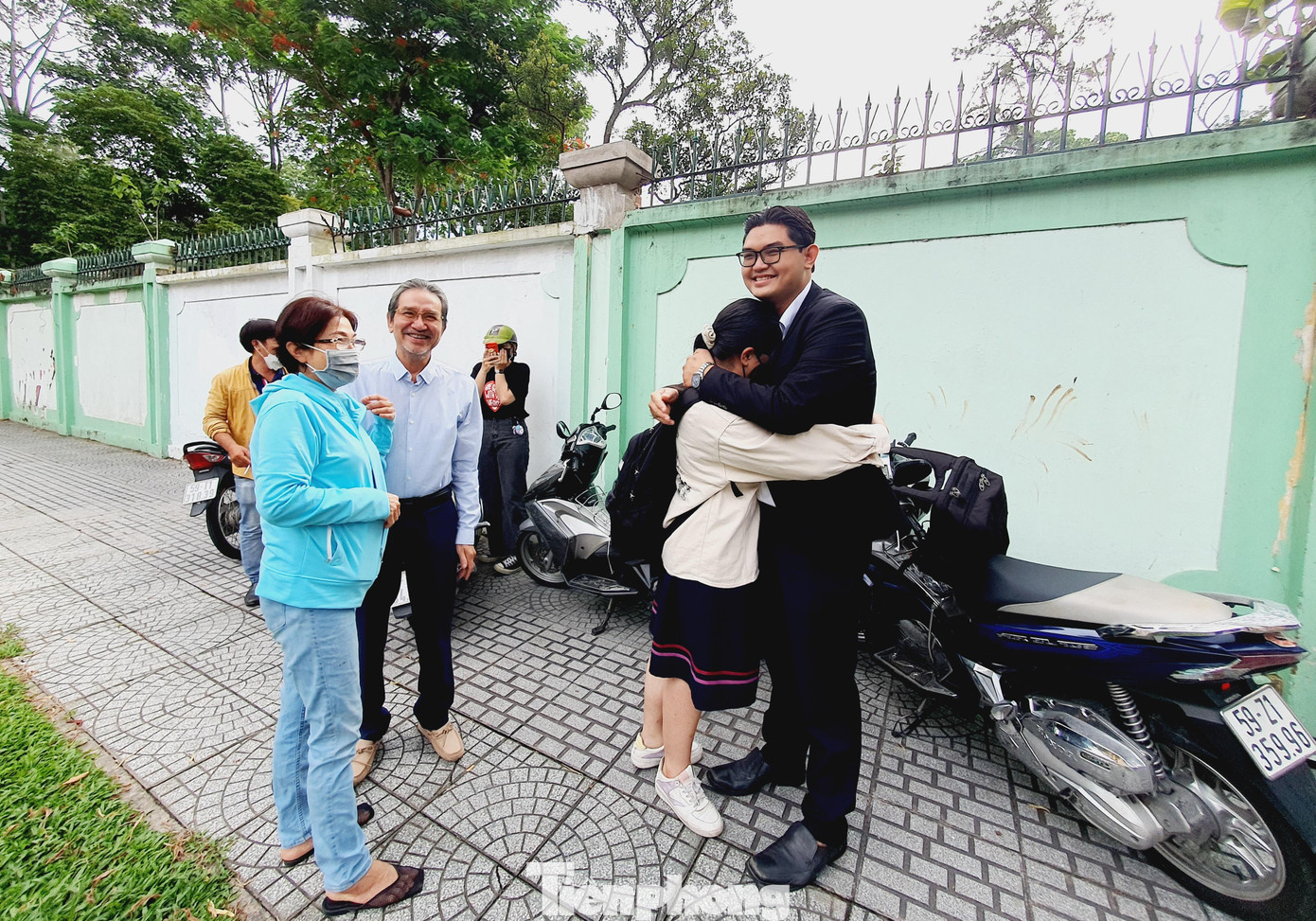 Thí sinh Thanh Thanh đang ôm anh trai, bên cạnh có bố và mẹ Thí sinh Thanh Thanh đang ôm anh trai, bên cạnh có bố và mẹ