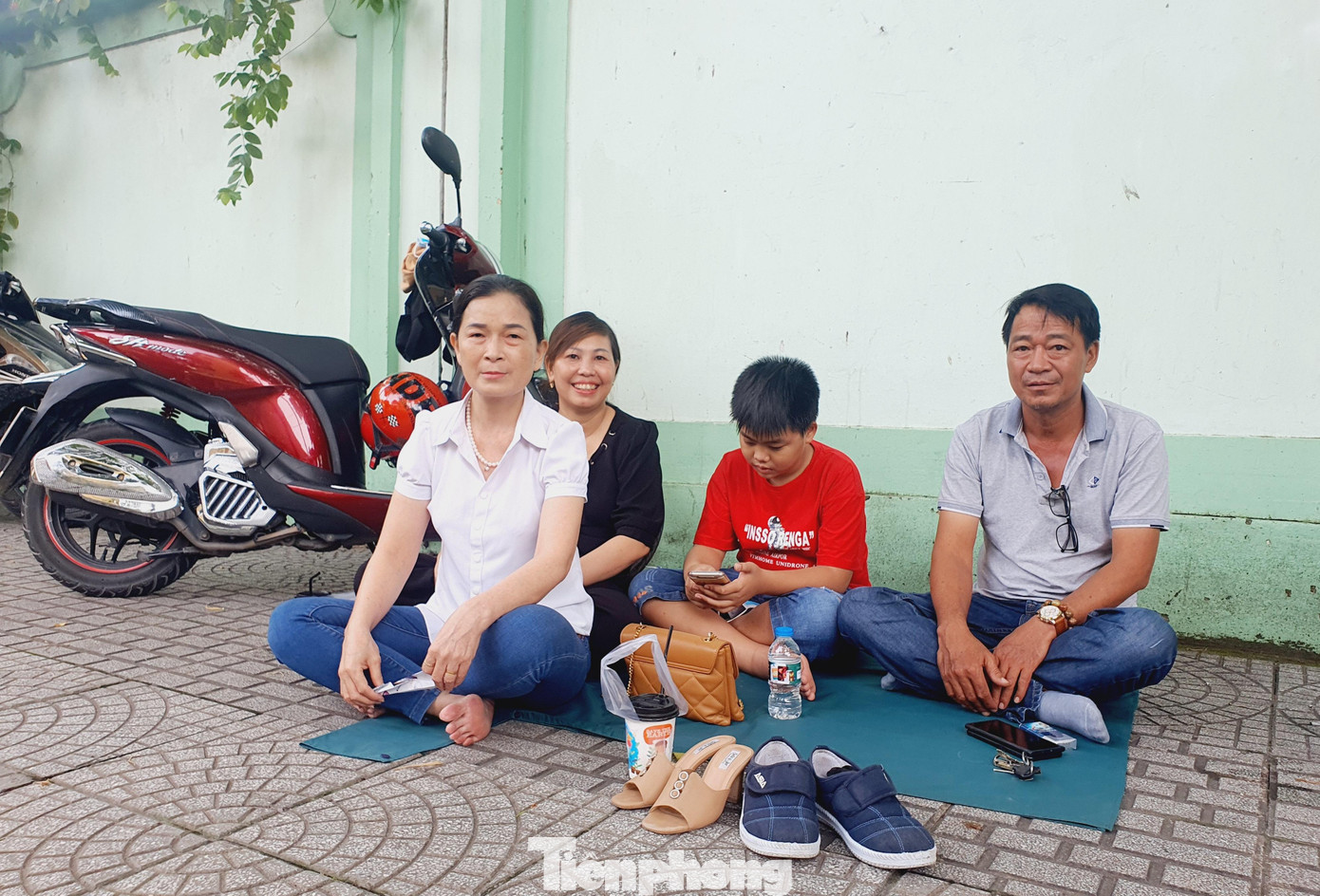 Gia đình anh Hà Văn Tùng có 4 người đưa con gái đi thi tại điểm thi trường THPT Trưng Vương Gia đình anh Hà Văn Tùng có 4 người đưa con gái đi thi tại điểm thi trường THPT Trưng Vương