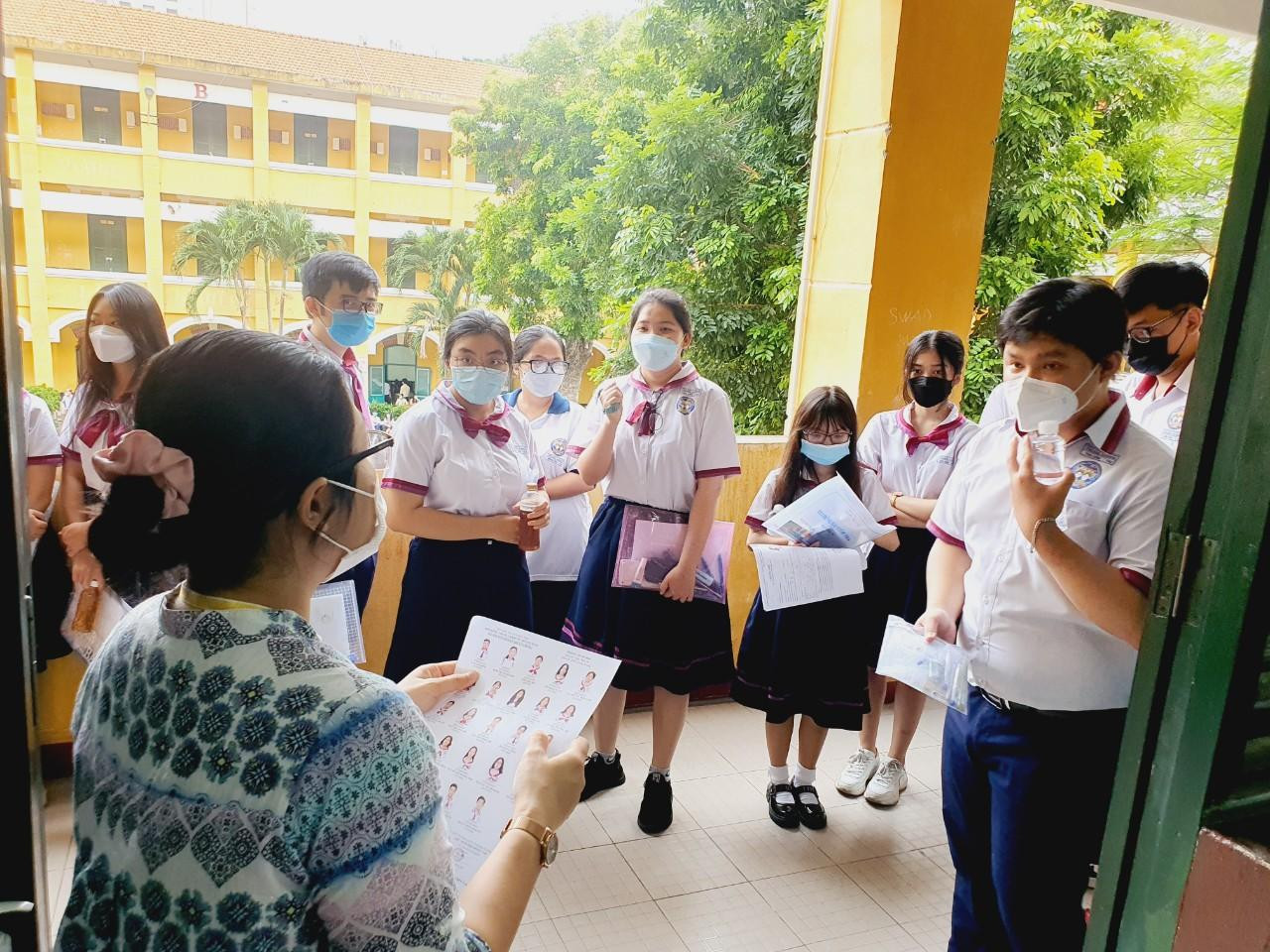 Thí sinh chuẩn bị vào phòng thi sáng 7/7 tại điểm thi Trường THPT Trưng Vương- quận 1 Thí sinh chuẩn bị vào phòng thi sáng 7/7 tại điểm thi Trường THPT Trưng Vương- quận 1