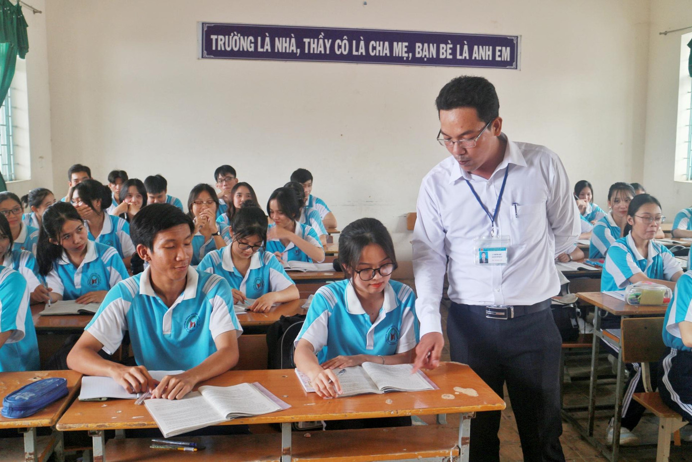 Thầy giáo Lý Thường Kiệt ngoài giảng dạy còn là Bí thư Đoàn trường, luôn quan tâm học sinh Thầy giáo Lý Thường Kiệt ngoài giảng dạy còn là Bí thư Đoàn trường, luôn quan tâm học sinh