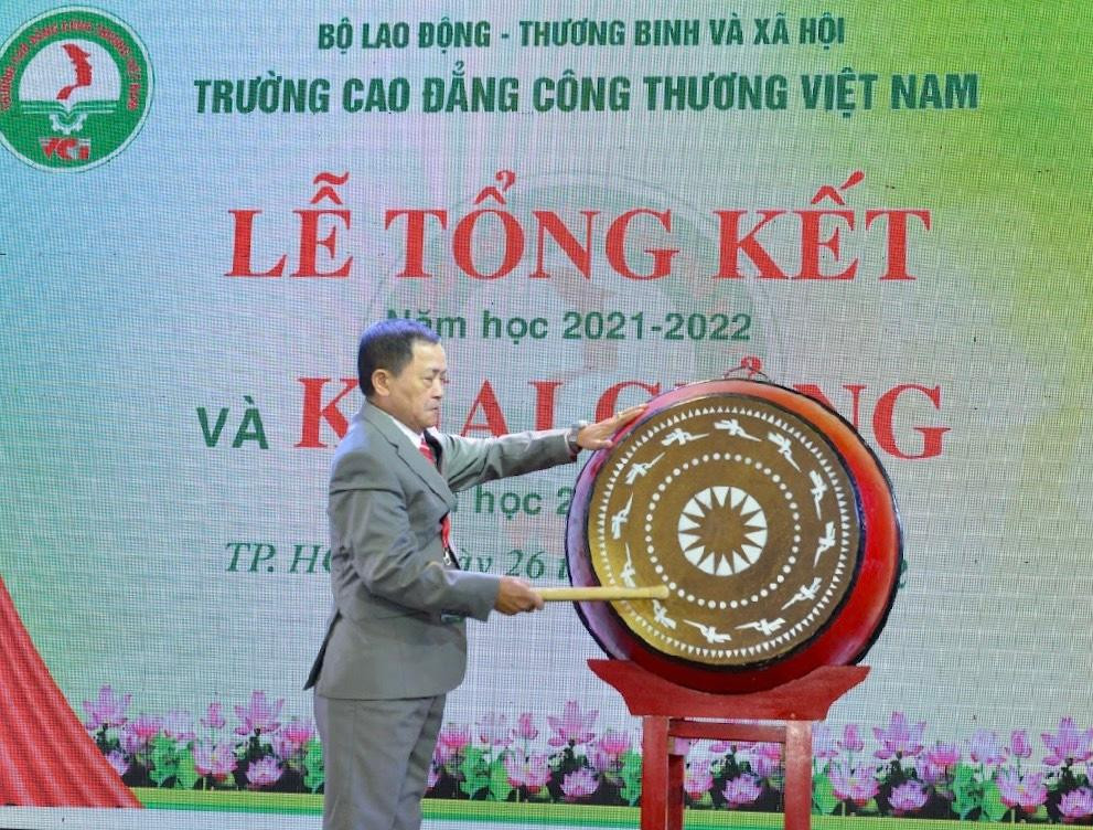TS. Nguyễn Duy Đô - Hiệu trưởng Trường CĐCT Việt Nam thực hiện nghi thức đánh trống khai giảng năm học mới, năm học 2022 – 2023