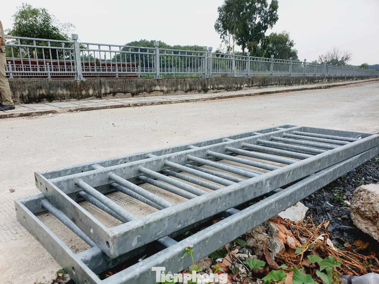 Lan can do Chí tháo rời tại hiện trường Lan can do Chí tháo rời tại hiện trường