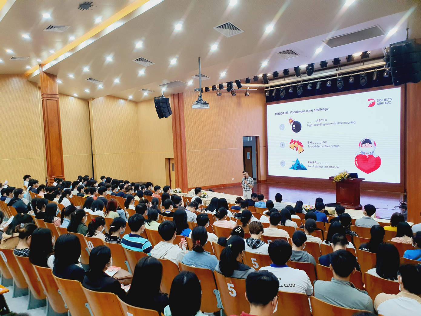 Nguyễn Bá Thọ, cựu sinh viên, giảng viên của Trường ĐH Y Dược TPHCM truyền cảm hứng học tiếng Anh với gần 500 sinh viên của trường