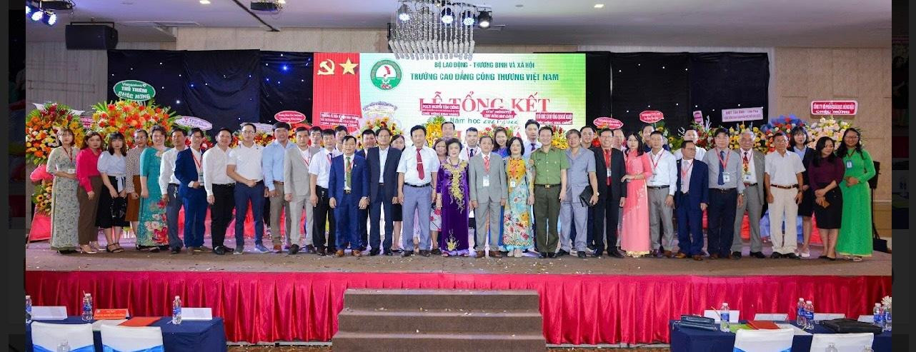 Lãnh đạo, thầy cô Trường Cao đẳng Công thương Việt Nam và đại biểu, khách mời tại lễ khai giảng năm học 2022- 2023