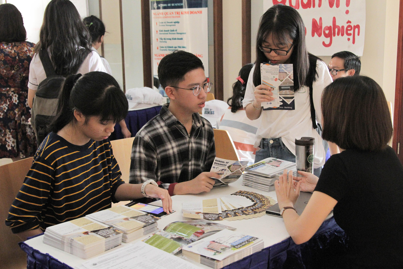 Thí sinh tìm hiểu thông tin tuyển sinh tại một trường đại học ở TPHCM