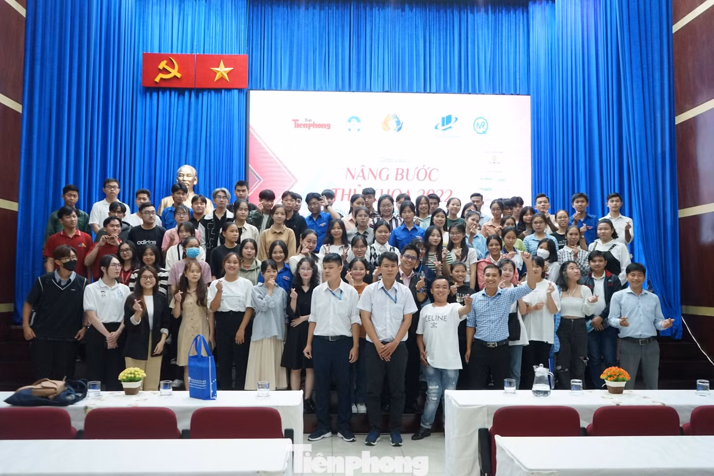 Sinh viên và diễn giả lưu giữ hình ảnh đẹp cùng nhau tại chương trình