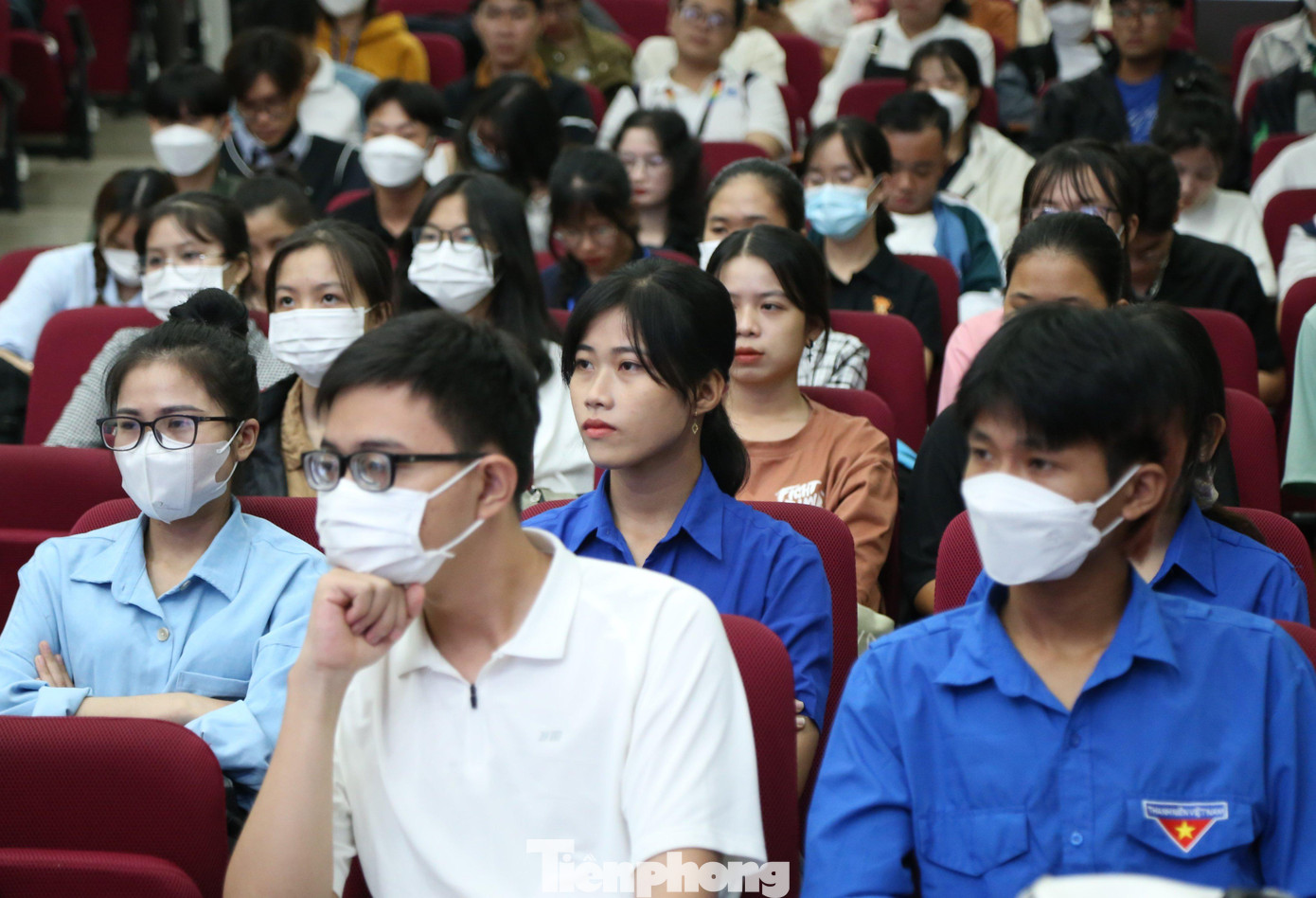 Sinh viên chăm chú nghe chuyên gia chia sẻ và truyền cảm hứng Sinh viên chăm chú nghe chuyên gia chia sẻ và truyền cảm hứng