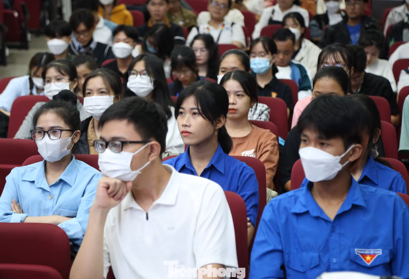 Sinh viên chăm chú nghe chuyên gia chia sẻ và truyền cảm hứng