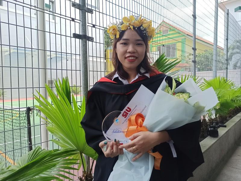 Bích Thảo vui mừng tại lễ tốt nghiệp