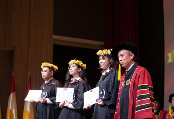 Bùi Ngọc Bích Thảo là 1 trong 3 sinh viên tốt nghiệp xuất sắc của trường