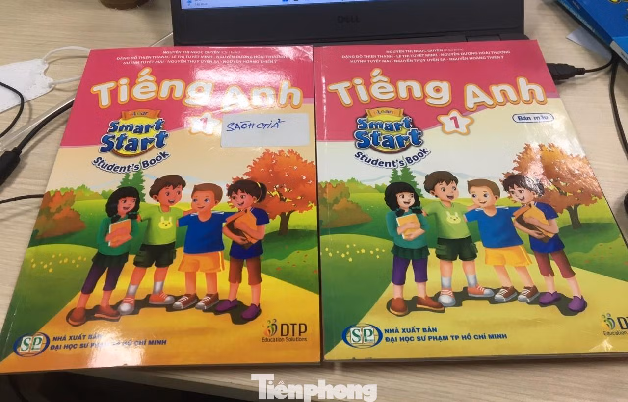 Cuốn sách phía bên trái là sách giả do scan lại nên màu, hình ảnh và giấy kém hơn sách thật bên phải