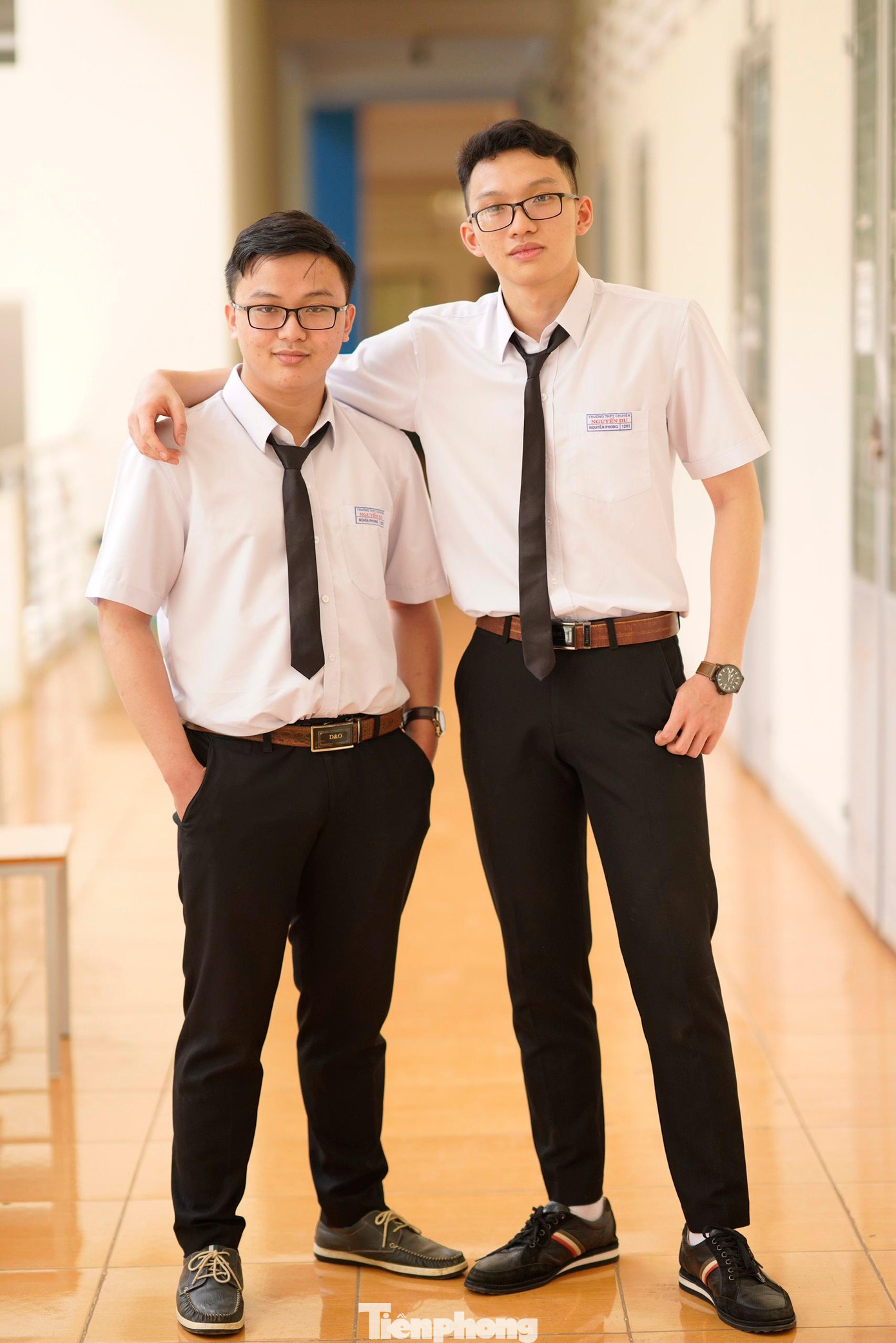 Dù sinh đôi nhưng cả hai anh em hoàn toàn khác nhau về ngoại hình, tính cách. Trong ảnh, bên trái là Nghĩa Phong, bên phải là Nguyên Phong. (ảnh: NVCC) Dù sinh đôi nhưng cả hai anh em hoàn toàn khác nhau về ngoại hình, tính cách. Trong ảnh, bên trái là Nghĩa Phong, bên phải là Nguyên Phong. (ảnh: NVCC)