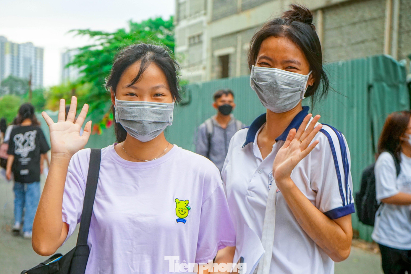 Nhiều thí sinh thong thả giao lưu cùng nhau Nhiều thí sinh thong thả giao lưu cùng nhau