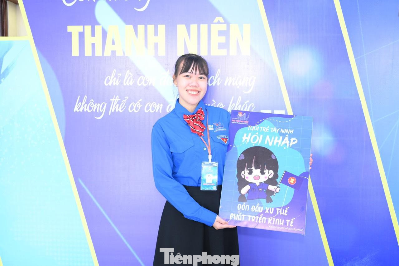 Nguyễn Trinh Hương (học sinh Trường THPT Hoàng Văn Thụ, huyện Châu Thành), đại biểu nhỏ tuổi nhất đại hội. Ảnh: Việt Kiên