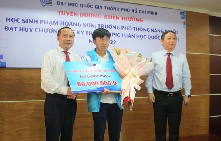 Em Phạm Hoàng Sơn, Trường phổ thông Năng Khiếu nhận thưởng của ĐHQG TPHCM