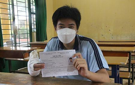 Tay phải Bình bị gãy, hình ảnh Bình tại phòng thi sáng nay Tay phải Bình bị gãy, hình ảnh Bình tại phòng thi sáng nay