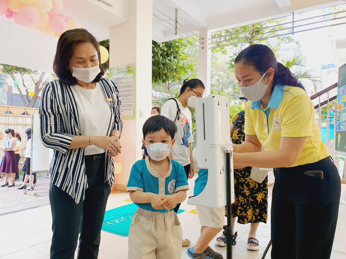 Học sinh được giáo viên hướng dẫn rửa tay sát khuẩn trước khi vào trường Học sinh được giáo viên hướng dẫn rửa tay sát khuẩn trước khi vào trường