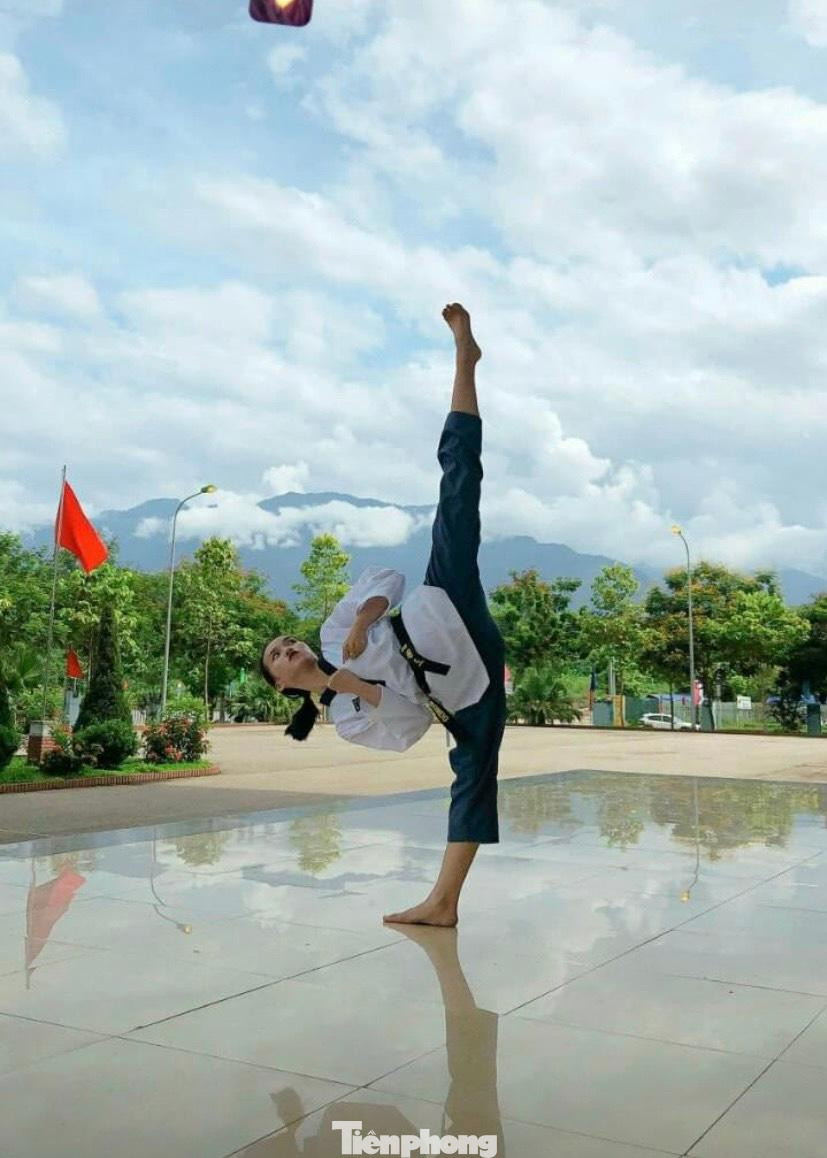Kim Hậu có 11 năm theo học taekwondo và nay là kiện tượng với nhiều huy chương các loại cấp thành phố lẫn quốc gia (ảnh: NVCC)