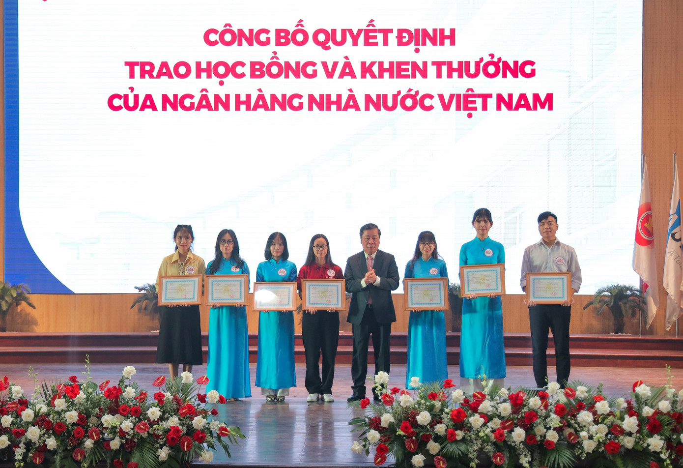 Sinh viên Trường ĐH Ngân hàng TPHCM nhận học bổng của Ngân hàng Nhà nước Việt Nam Sinh viên Trường ĐH Ngân hàng TPHCM nhận học bổng của Ngân hàng Nhà nước Việt Nam