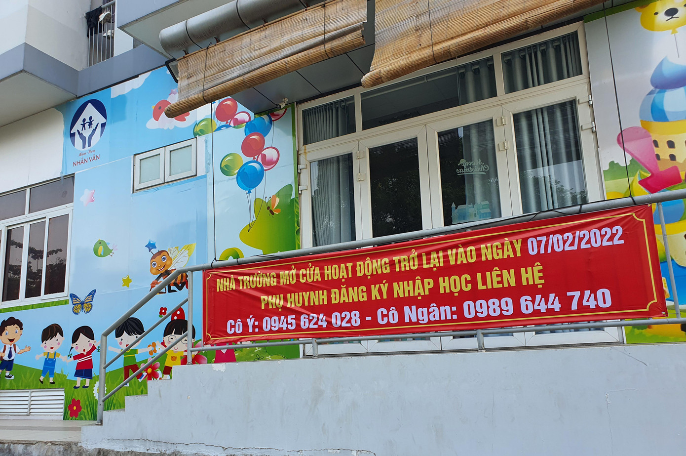 Một trường mầm non treo bảng chiêu sinh Một trường mầm non treo bảng chiêu sinh