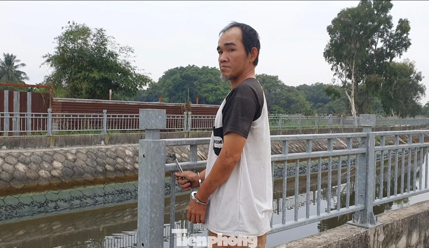 Chí dùng cờ lê để tháo lan can Chí dùng cờ lê để tháo lan can