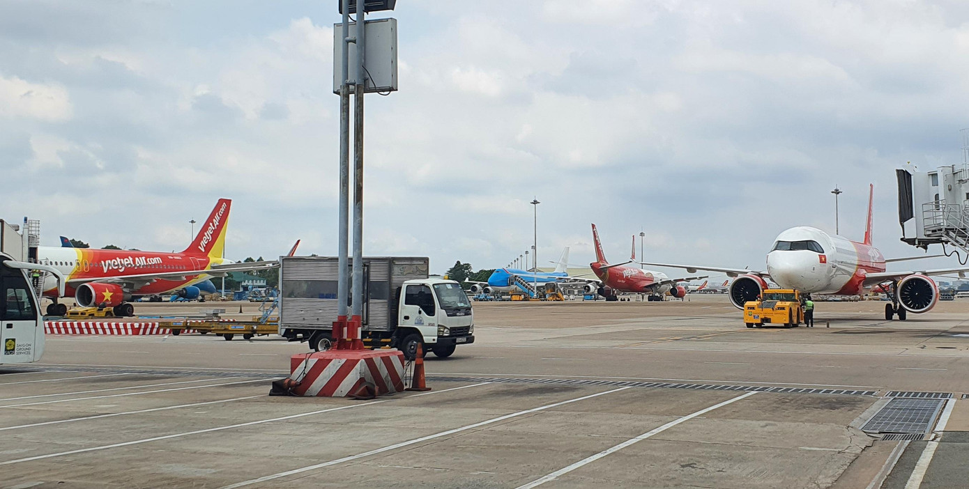 An toàn bay ở Cảng Hàng không quốc tế Tân Sơn Nhất bị tia laser, flycam đe dọa ảnh 1