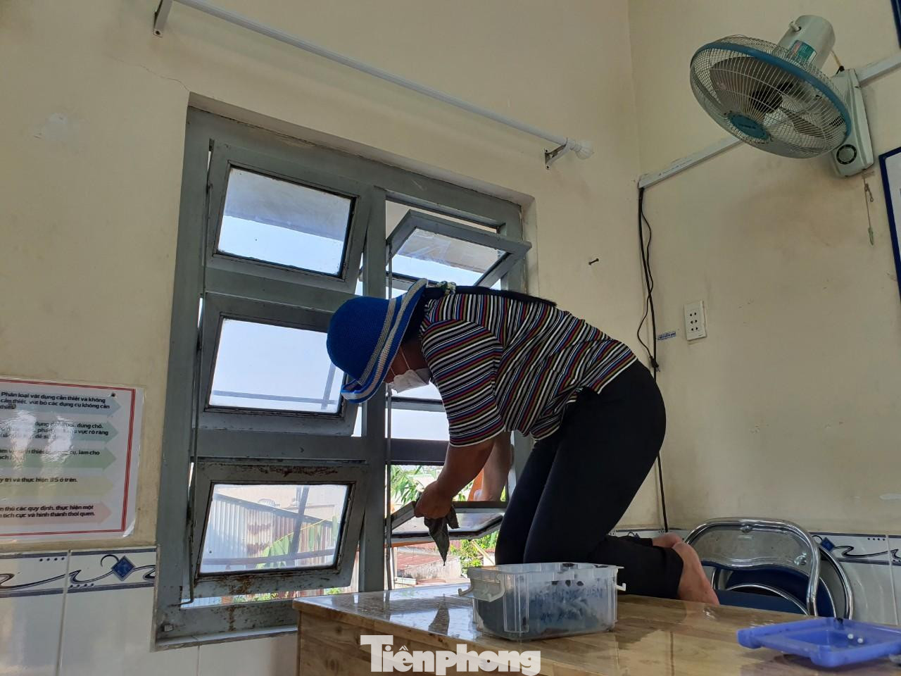 Nhiều nữ giáo viên không ngại "leo trèo" để lau chùi từ bàn ghế đến cửa sổ trên cao, miễn là có môi trường sạch sẽ cho học sinh Nhiều nữ giáo viên không ngại "leo trèo" để lau chùi từ bàn ghế đến cửa sổ trên cao, miễn là có môi trường sạch sẽ cho học sinh