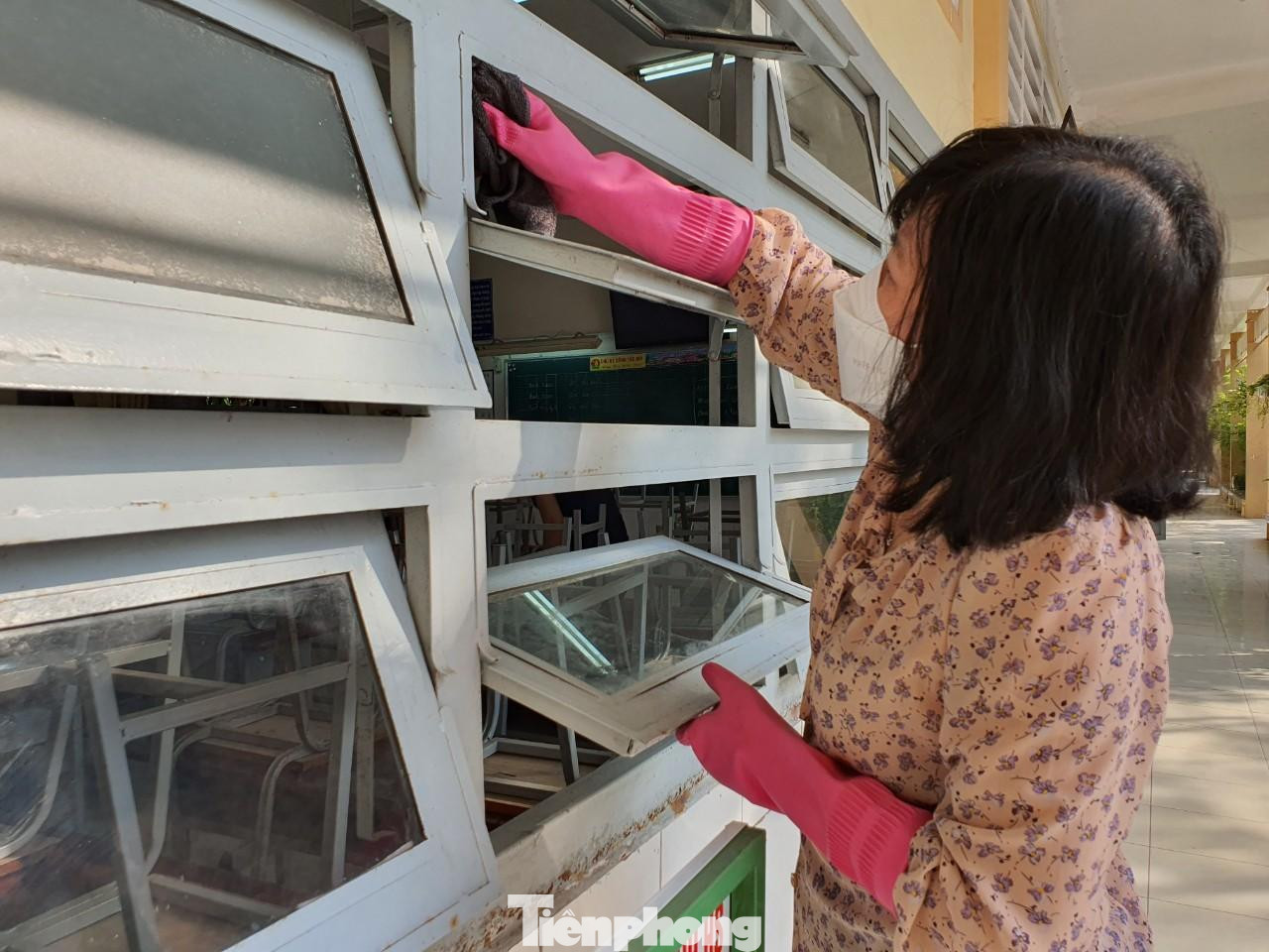 ... đến cửa sổ ... đến cửa sổ