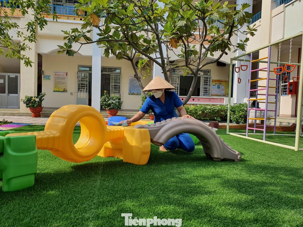 Giáo viên trường mầm non Sơn Ca 8 lau chùi đồ chơi ngoài trời... Giáo viên trường mầm non Sơn Ca 8 lau chùi đồ chơi ngoài trời...