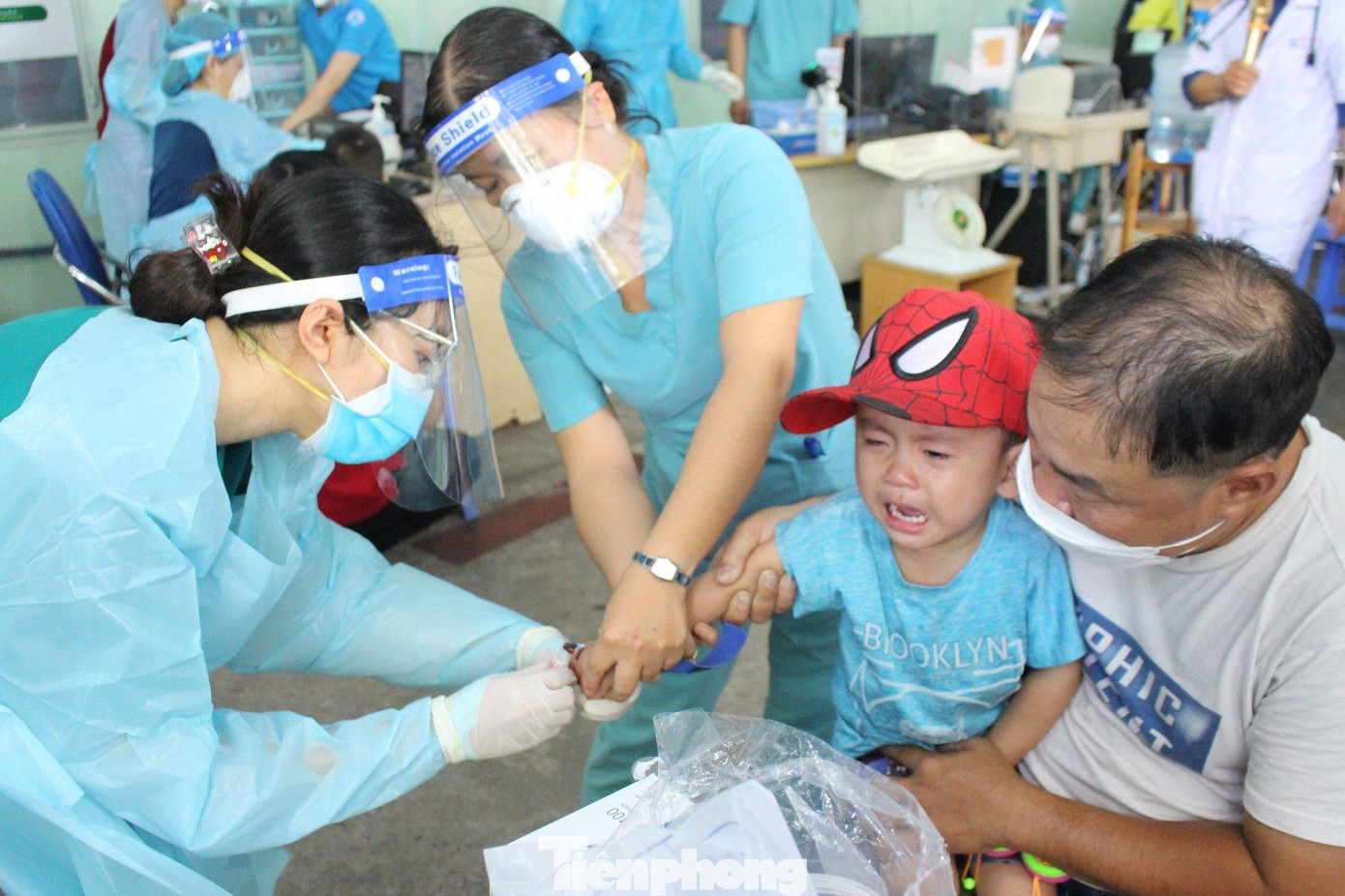 Trẻ nghi mắc COVID-19 đến khám ở bệnh viện ngày càng nhiều Trẻ nghi mắc COVID-19 đến khám ở bệnh viện ngày càng nhiều