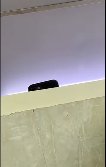 Ảnh cắt từ clip được cho là của nam sinh quay lại Ảnh cắt từ clip được cho là của nam sinh quay lại