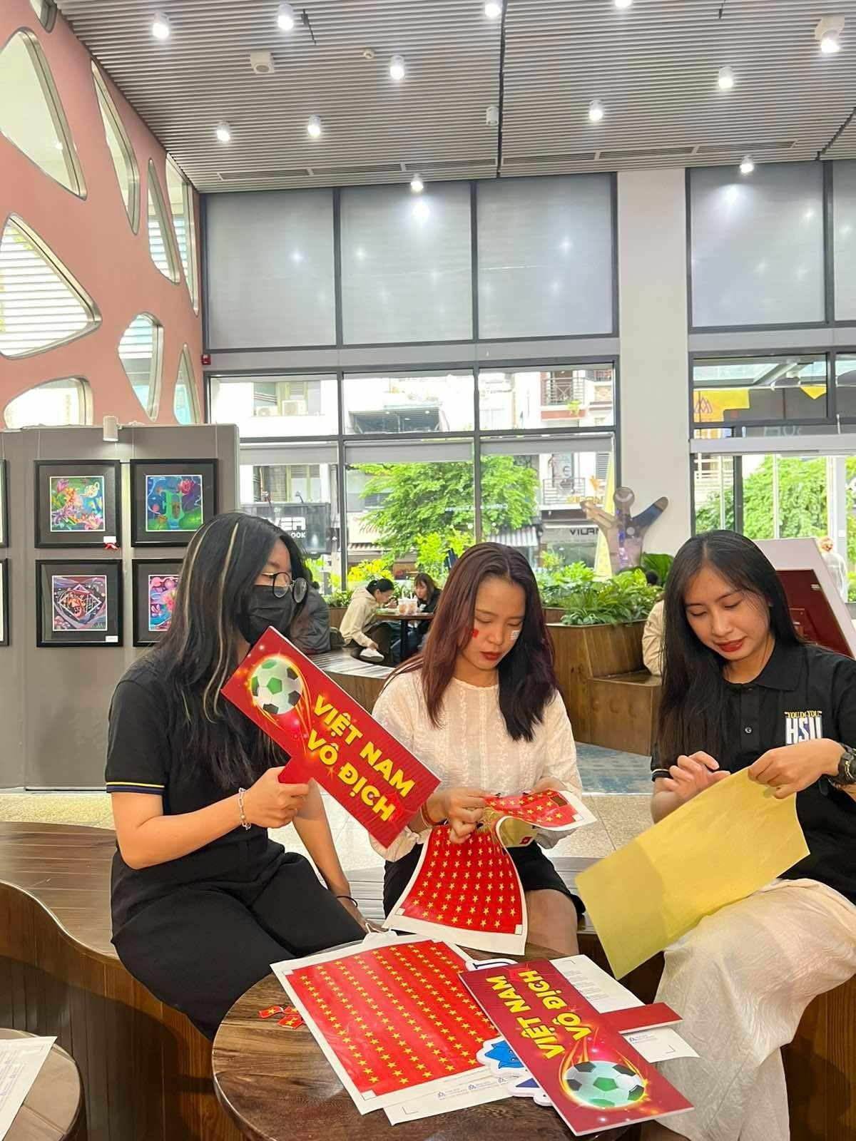 Các bạn sinh viên đã cùng lên kế hoạch, chuẩn bị nhiều đạo cụ như: Bandroll, sticker, cờ để cùng nhau cổ vũ cho đội tuyển nữ Việt Nam, đồng thời thể hiện tinh thần yêu thể thao của các bạn trẻ.