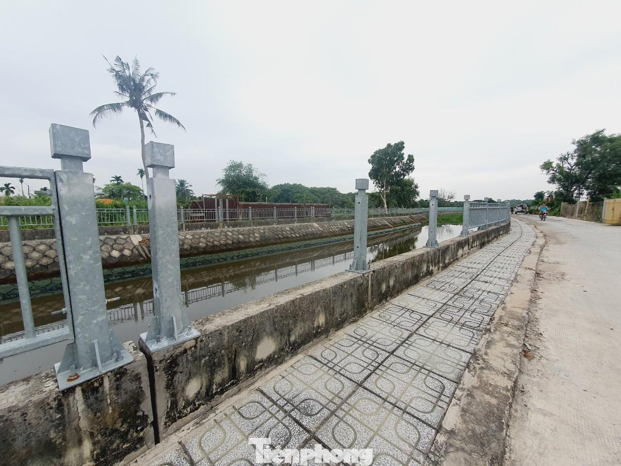 Lan can bị trộm để lại khoảng trống gây nguy hiểm cho người dân, nhất là trẻ nhỏ Lan can bị trộm để lại khoảng trống gây nguy hiểm cho người dân, nhất là trẻ nhỏ