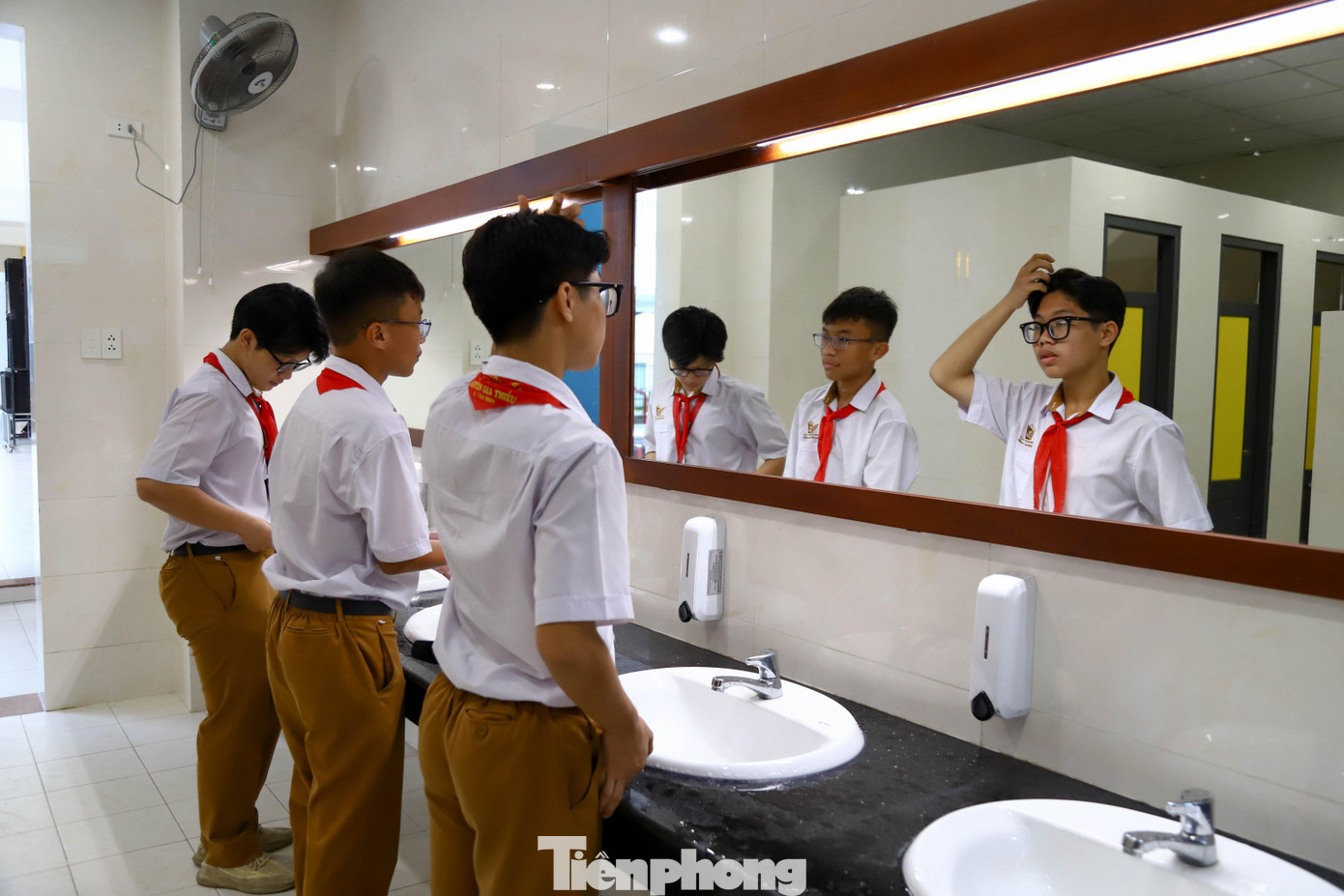 “Bên cạnh đó, ở trường, giáo viên và học sinh dùng chung nhà vệ sinh chứ không có nhà vệ sinh riêng dành cho giáo viên. Việc này tạo sự thân thiện, không có khoảng cách và quan trọng là giúp học sinh ý thức hơn trong việc giữ gìn nhà vệ sinh sạch sẽ, không dám làm việc gì sai trái vì giáo viên có thể ra vào bất cứ lúc nào”, ông Đắc nói.