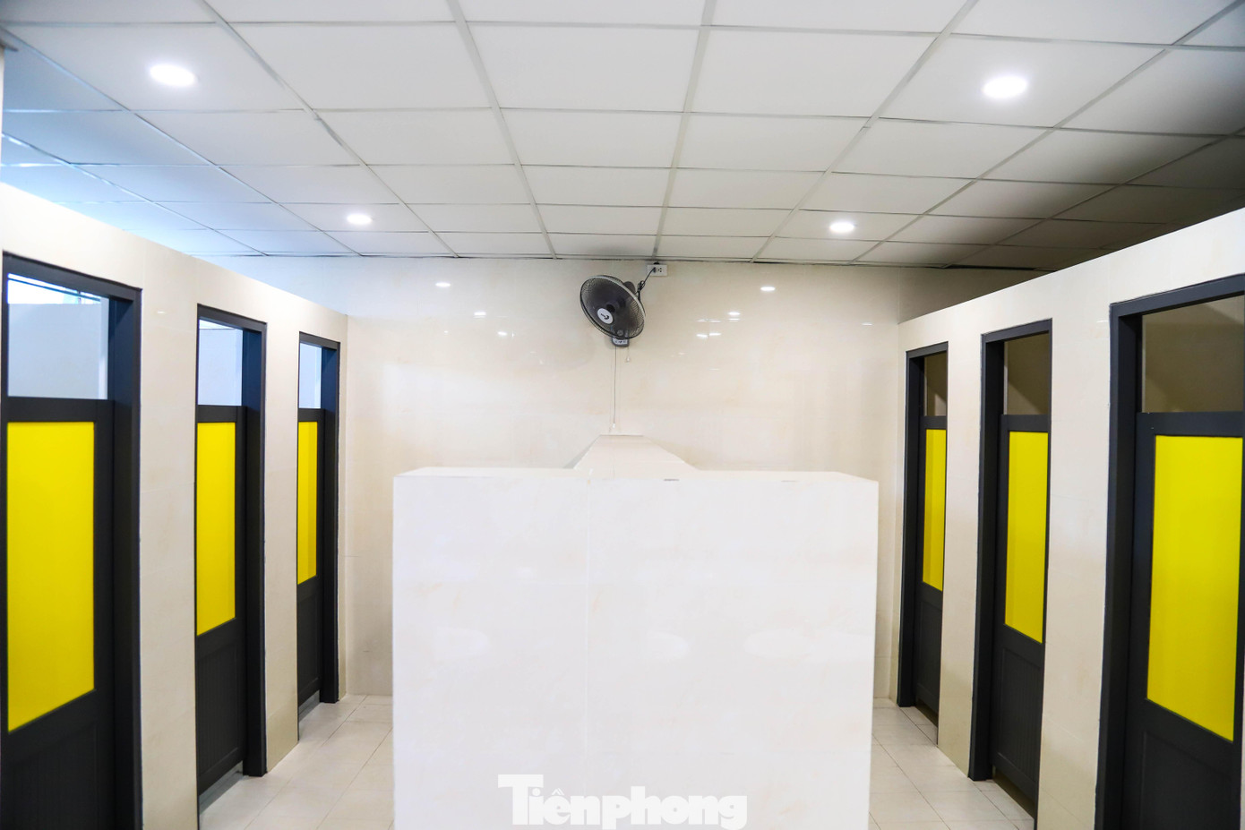 Theo ông Đắc, trường may mắn khi được tham gia với các nhà thiết kế, nhà xây dựng trong quá trình hoàn thiện hạ tầng nên nhà vệ sinh được thực hiện theo yêu cầu của nhà trường.