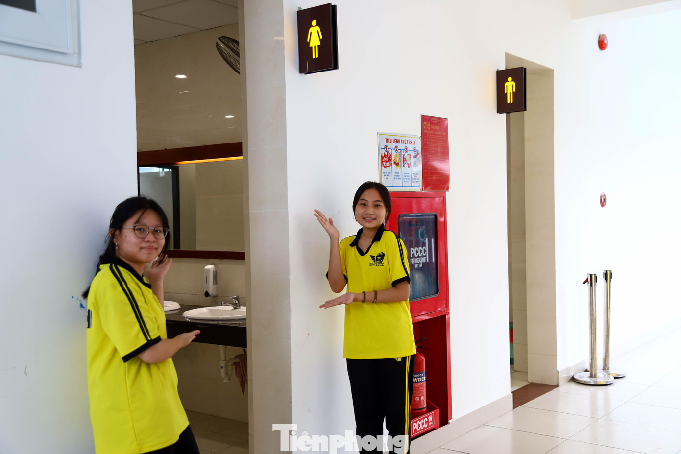 Trường THCS Nguyễn Gia Thiều (quận Tân Bình, TPHCM) có nhà vệ sinh sạch sẽ, hiện đại khiến các em học sinh thích thú