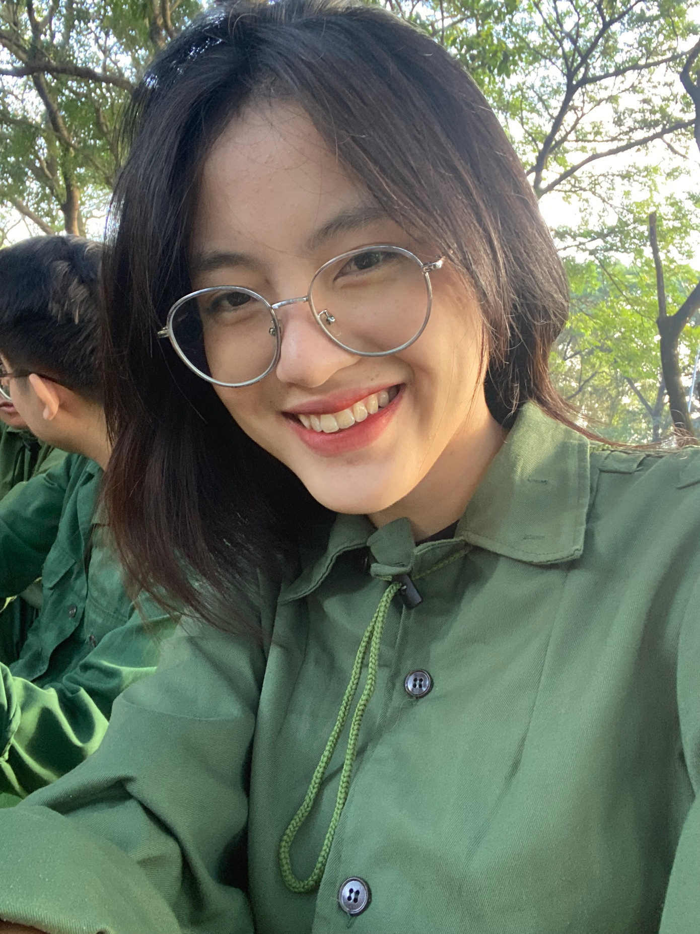 Ngoài việc học, nữ sinh Trường ĐH Ngân hàng TPHCM còn là thành viên năng nổ của câu lạc bộ Mầm xanh và Ban sự kiện của trường với các công việc như gây quỹ, tổ chức sự kiện, lễ tân…