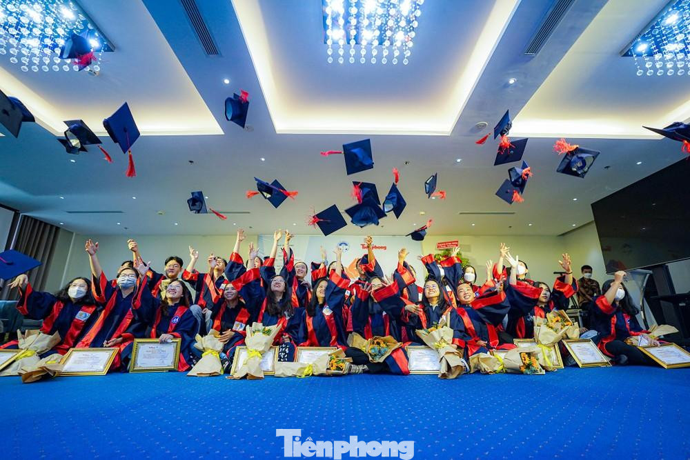 Các sinh viên nhận học bổng "Nâng bước thủ khoa" năm 2021 tại TPHCM Các sinh viên nhận học bổng "Nâng bước thủ khoa" năm 2021 tại TPHCM