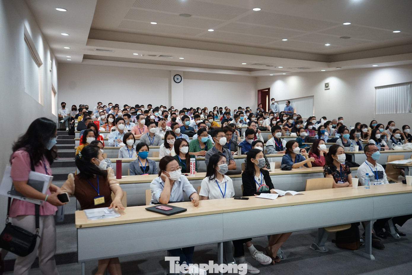 Cán bộ coi thi họp trước giờ làm nhiệm vụ Cán bộ coi thi họp trước giờ làm nhiệm vụ