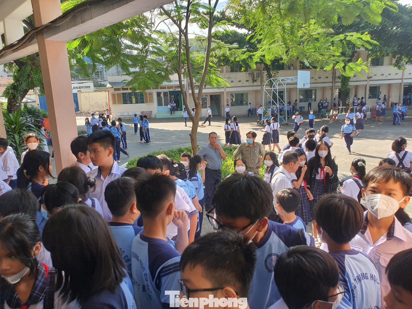 Học sinh Trường THCS Lê Quý Đôn hiếu kỳ tại phòng giám thị khi phụ huynh vào trường gặp con ngày 5/10 Học sinh Trường THCS Lê Quý Đôn hiếu kỳ tại phòng giám thị khi phụ huynh vào trường gặp con ngày 5/10