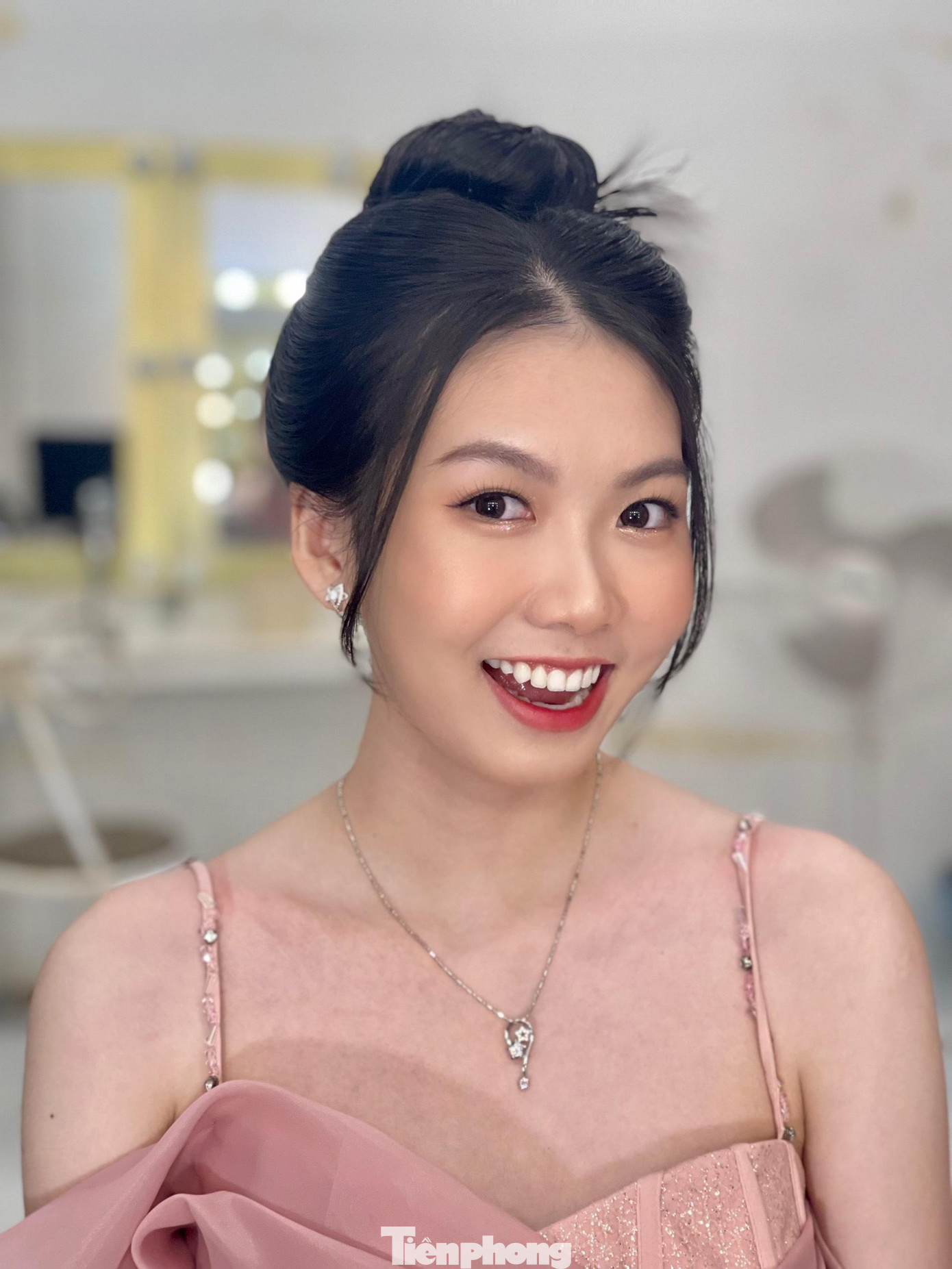 Hình ảnh Hồng Thanh make- up khuya qua (21/10) chuẩn bị hành trình từ Cần Thơ lên TP.HCM tham gia sơ khảo cuộc thi Hoa hậu Việt Nam 2022. Hình ảnh Hồng Thanh make- up khuya qua (21/10) chuẩn bị hành trình từ Cần Thơ lên TP.HCM tham gia sơ khảo cuộc thi Hoa hậu Việt Nam 2022.