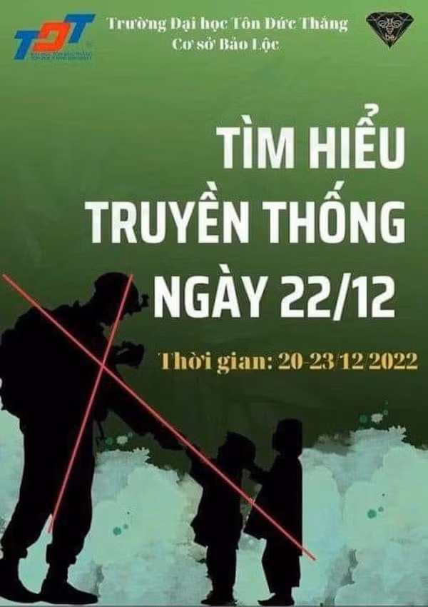 Banner tìm hiểu truyền thống ngày 22/12 của Trường ĐH Tôn Đức Thắng, cơ sở ở Bảo Lộc, in hình lính Mỹ (ảnh internet)