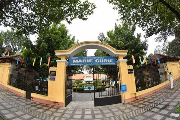 Trường THPT Marie Curie nơi xảy ra sự việc (ảnh internet)
