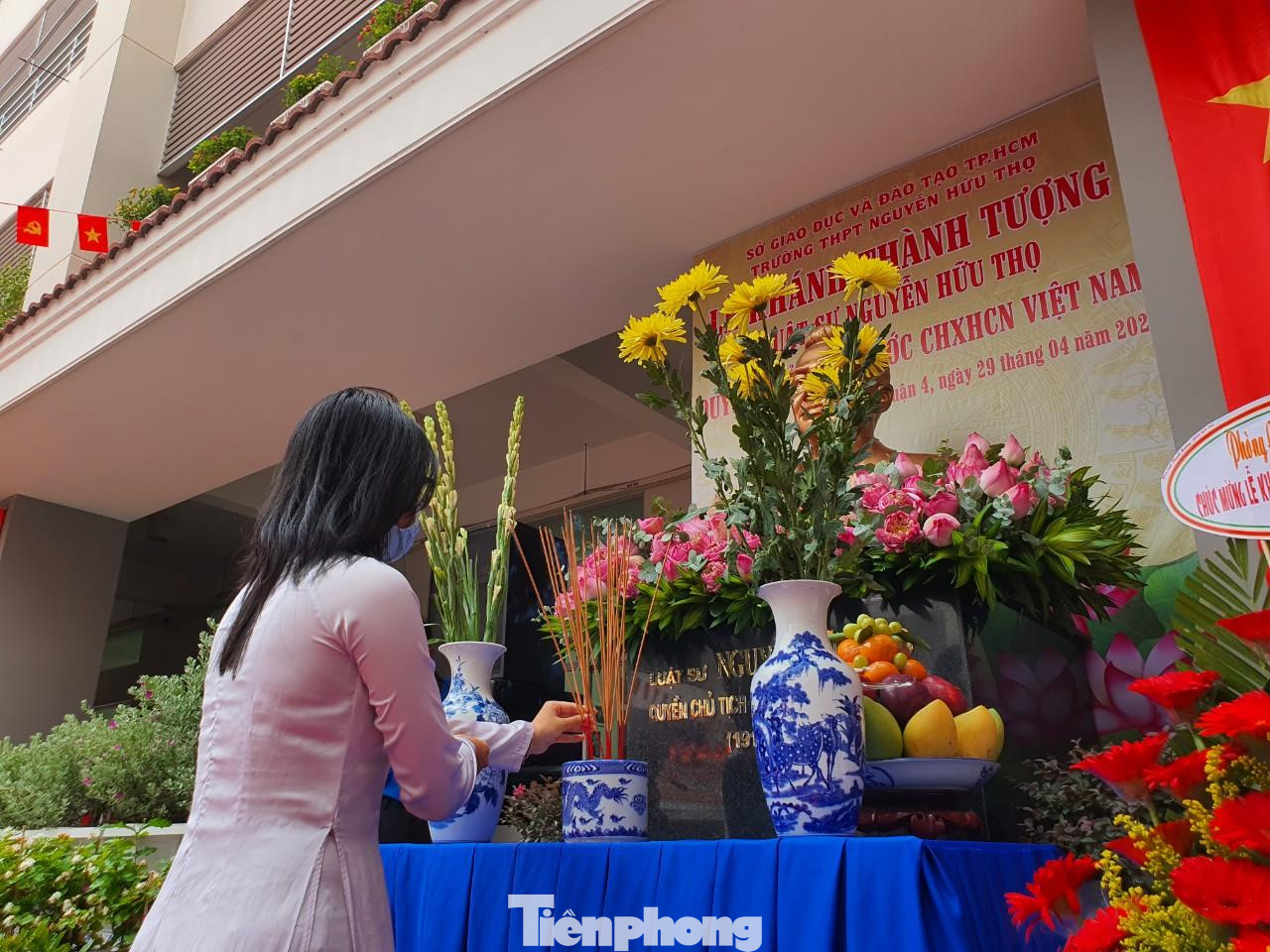 Các em học sinh dâng hương tại tượng Luật sư Nguyễn Hữu Thọ Các em học sinh dâng hương tại tượng Luật sư Nguyễn Hữu Thọ