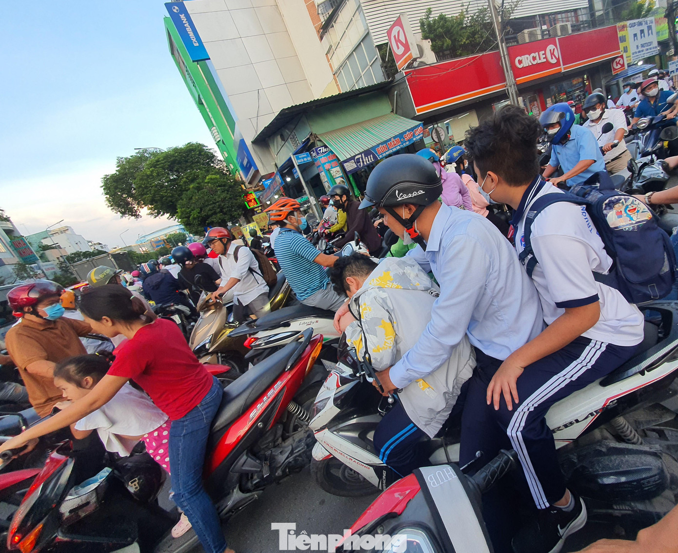 Một học sinh ở TPHCM (ngồi trước) mệt mỏi sau giờ học trên đường về nhà lại còn gặp cảnh tắc đường Một học sinh ở TPHCM (ngồi trước) mệt mỏi sau giờ học trên đường về nhà lại còn gặp cảnh tắc đường