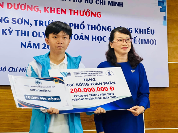 GS.TS Nguyễn Thị Thanh Mai, Phó Hiệu trưởng Trường ĐH Khoa học Tự nhiên TPHCM tặng học bổng toàn phần cho Phạm Hoàng Sơn (học sinh Trường Phổ thông năng khiếu) - Huy chương Bạc Olympic Toán học quốc tế GS.TS Nguyễn Thị Thanh Mai, Phó Hiệu trưởng Trường ĐH Khoa học Tự nhiên TPHCM tặng học bổng toàn phần cho Phạm Hoàng Sơn (học sinh Trường Phổ thông năng khiếu) - Huy chương Bạc Olympic Toán học quốc tế