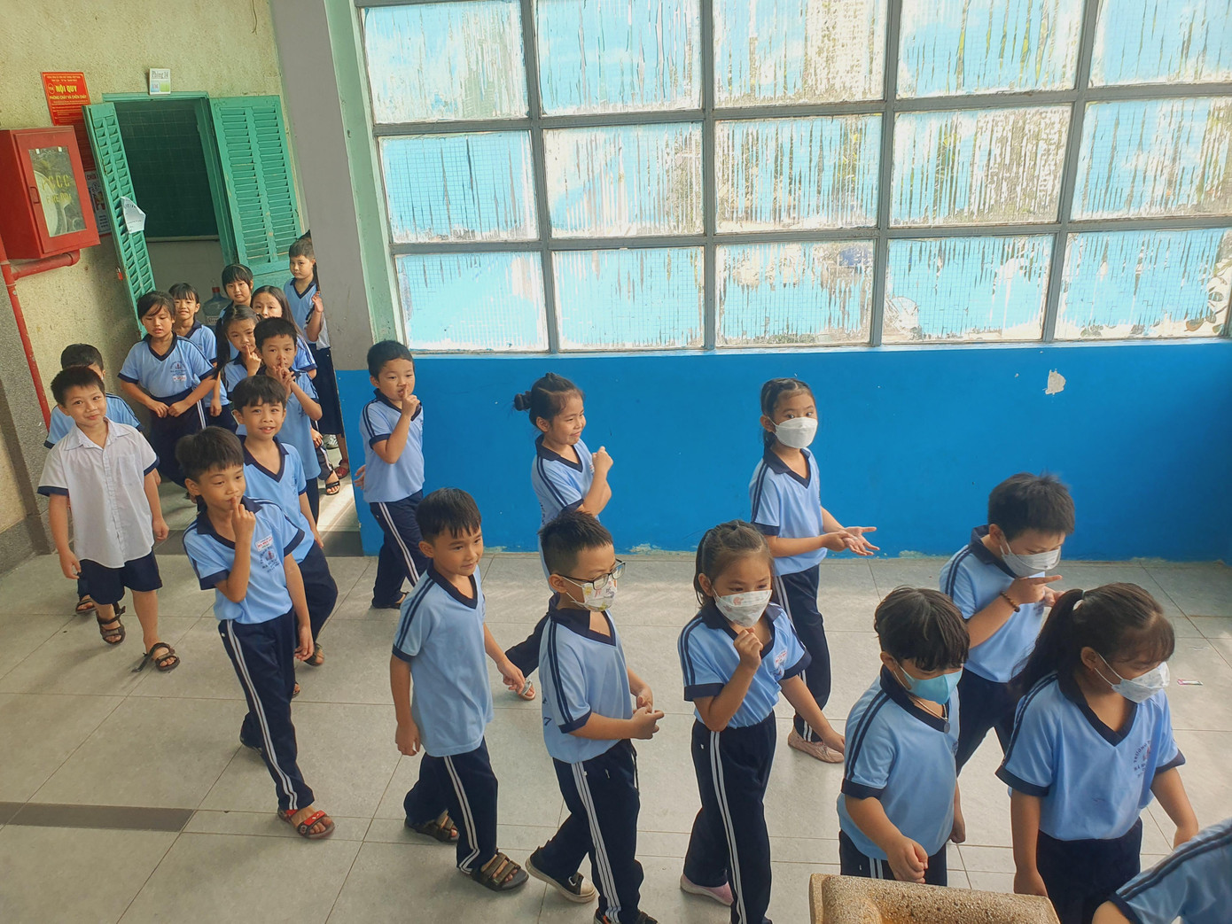 Học sinh tại một trường ngoại thành ở TPHCM xếp hàng ra chơi sau giờ học Học sinh tại một trường ngoại thành ở TPHCM xếp hàng ra chơi sau giờ học